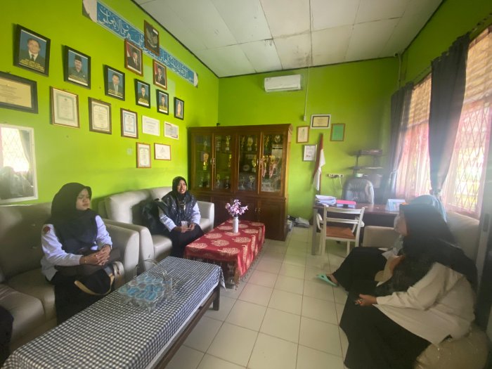 MTsN 5 Batang Hari Terima Kunjungan KUA Pemayung dan Pengawas Sertifikasi Halal Kemenag Kabupaten Batang Hari : Pendampingan Sertifikat Halal