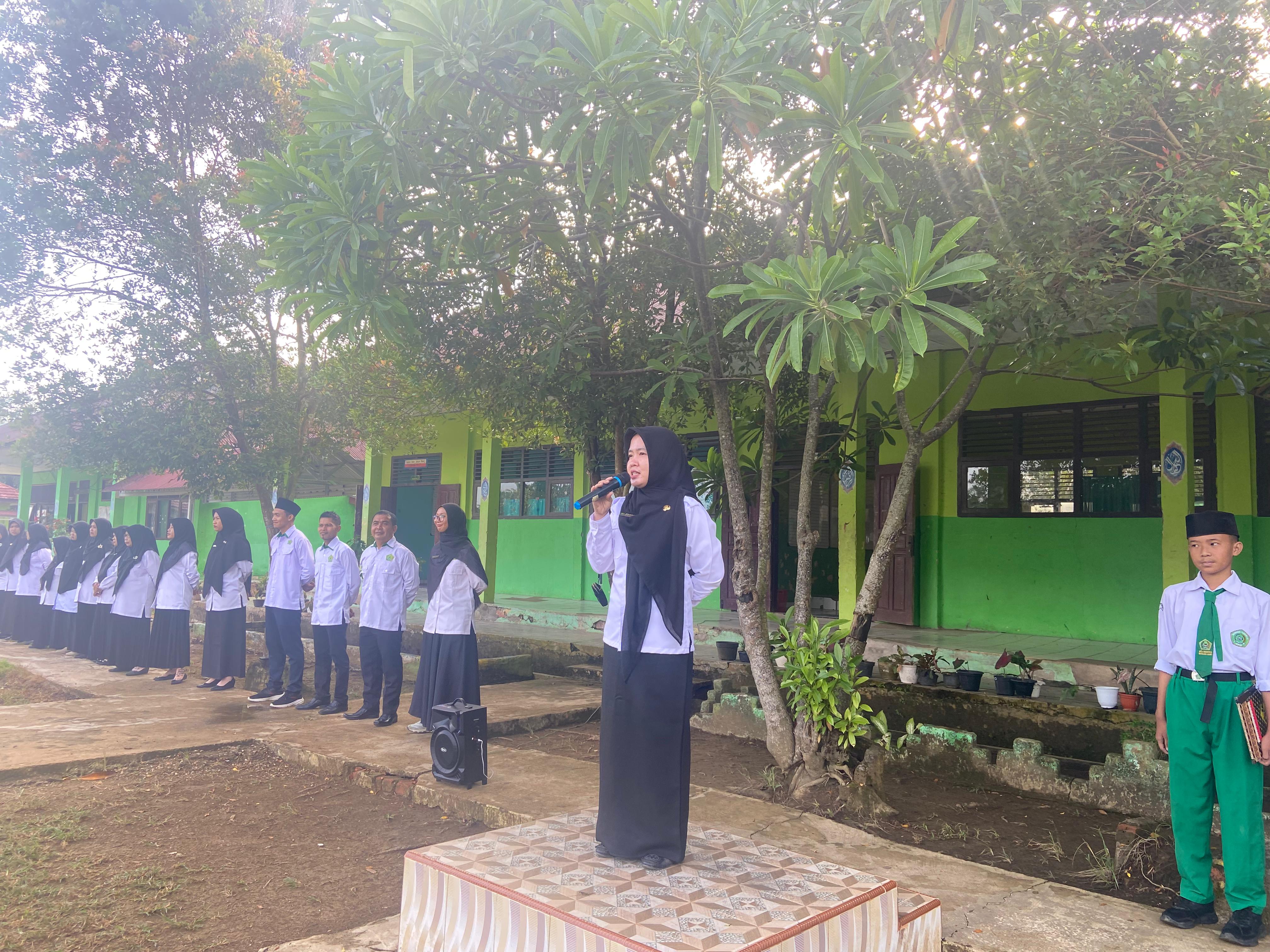 Amanat Waka Kesiswaan MTsN 5 Batang Hari di Upacara Bendera