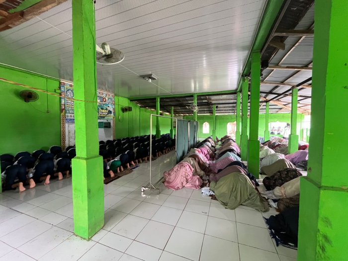 MTsN 5 Batang Hari Gelar Salat Berjamaah dengan Khusyuk dan Tertib MTsN 5 Batang Hari Gelar Salat Berjamaah dengan Khusyuk dan Tertib