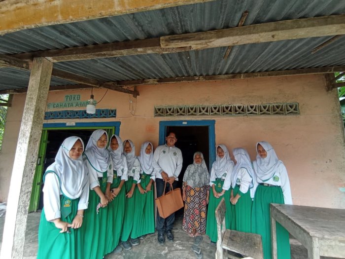 Peduli Sesama, Wali Kelas VIII A dan Siswa MTsN 5 Batang Hari Jenguk Teman yang Sakit Peduli Sesama, Wali Kelas VIII A dan Siswa MTsN 5 Batang Hari Jenguk Teman yang Sakit