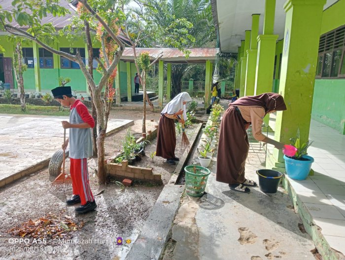 Semangat Kebersamaan, Warga MTsN 5 Batang Hari Bergotong Royong Bersihkan Lingkungan Madrasah Semangat Kebersamaan, Warga MTsN 5 Batang Hari Bergotong Royong Bersihkan Lingkungan Madrasah