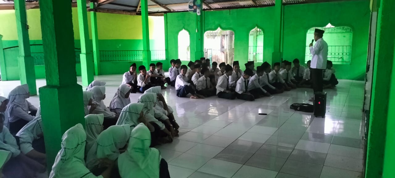 BUKAN SEKEDAR MENYAPA, KUA KECAMATAN PEMAYUNG BERIKAN PENYULUHAN AGAMA SECARA RUTIN KEPADA SISWA MTSN 5 BATANG HARI BUKAN SEKEDAR MENYAPA, KUA KECAMATAN PEMAYUNG BERIKAN PENYULUHAN AGAMA SECARA RUTIN KEPADA SISWA MTSN 5 BATANG HARI