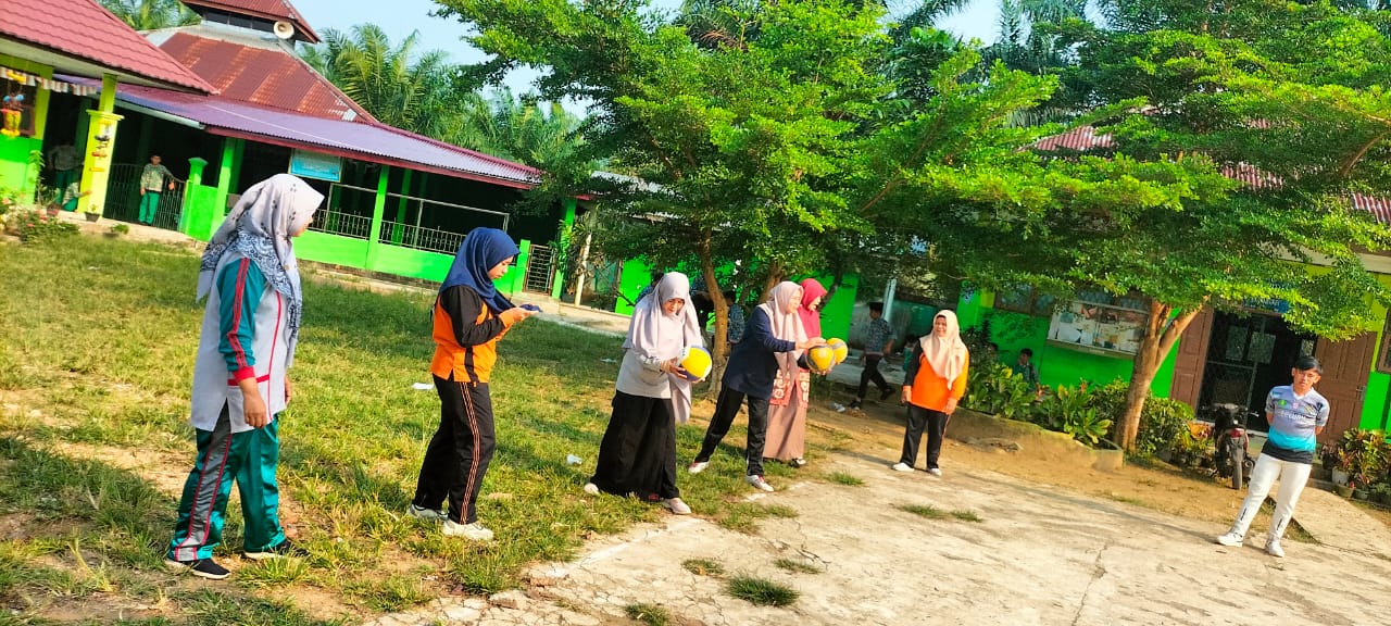 MENUJU LOMBA HAB KEMENAG, TIM VOLI PUTRI MTsN 5 BATANG HARI GIAT LATIHAN