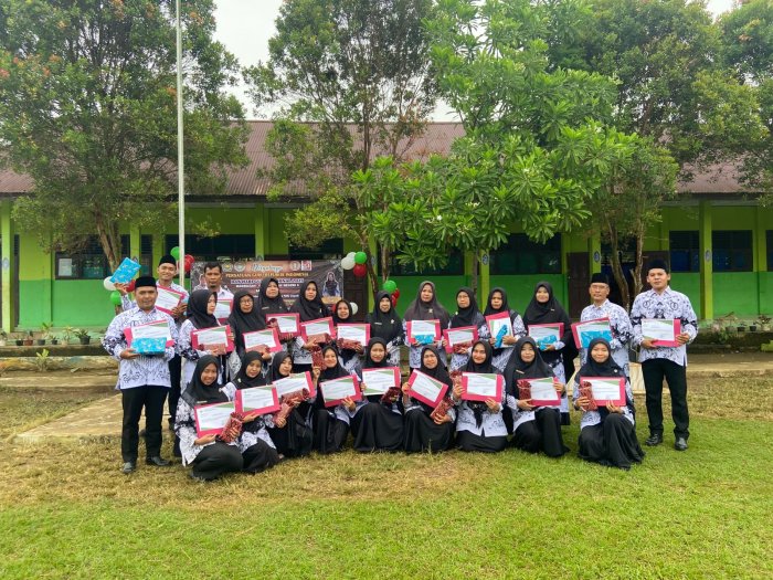 Apresiasi HGN 2025, Kepala MTsN 5 Batang Hari Berikan Reward kepada Guru dan Tendik