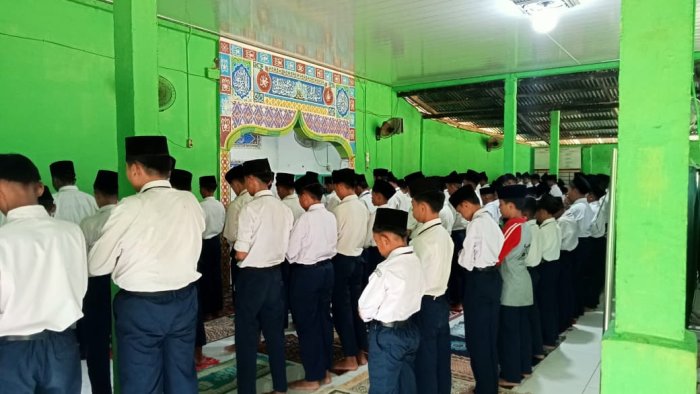 MTsN 5 Batang Hari Laksanakan Salat Zuhur Berjamaah, Dipimpin oleh Penyuluh Agama Kecamatan Pemayung