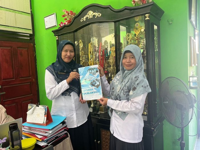 Waka Kurikulum MTsN 5 Batang Hari Serahkan Laporan Perjadin Kegiatan OMI Tingkat Kabupaten Batang Hari