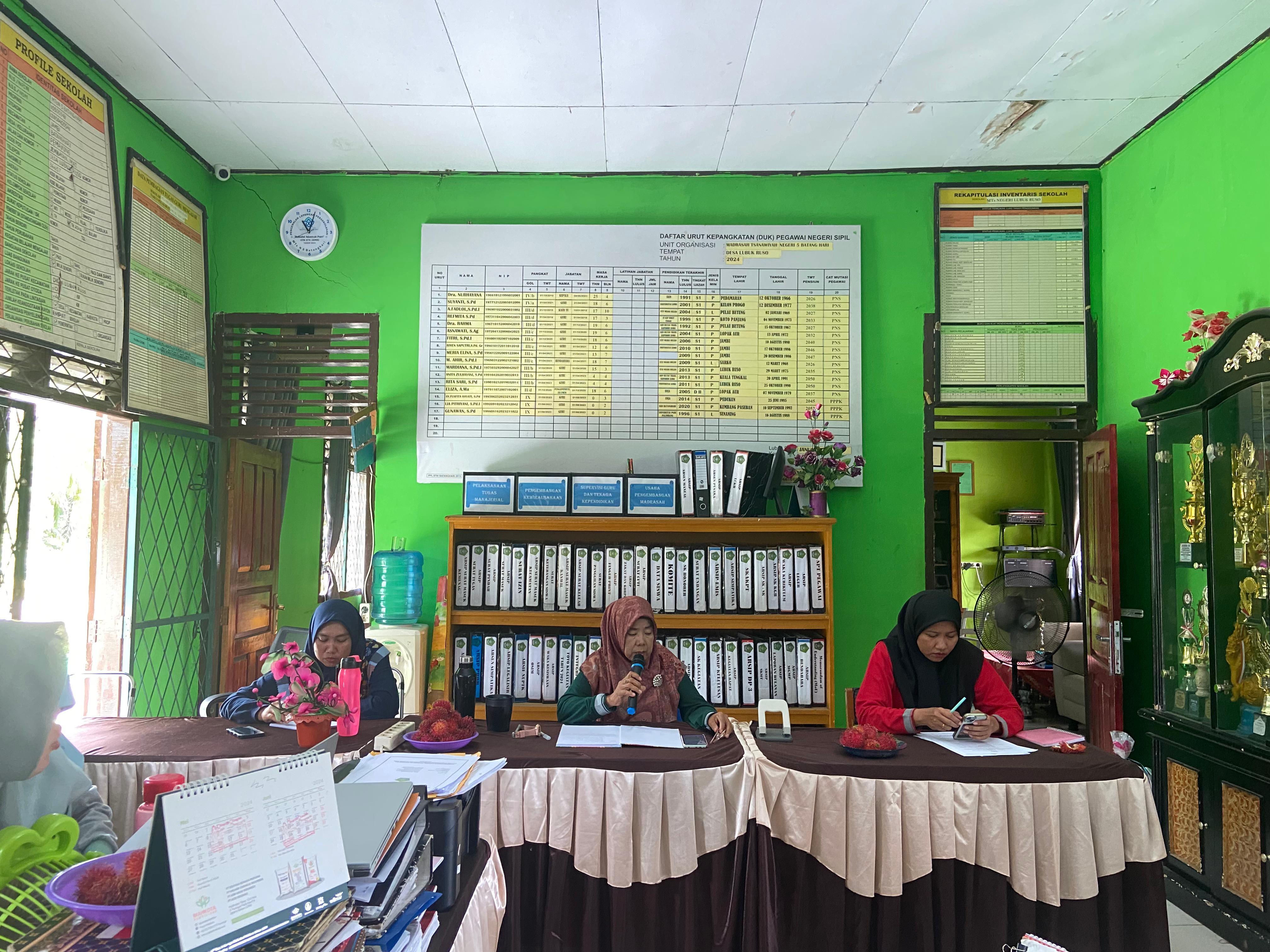 AWAL TAHUN 2025, MTsN 5 BATANG HARI LAKSANAKAN RAPAT INTERNAL