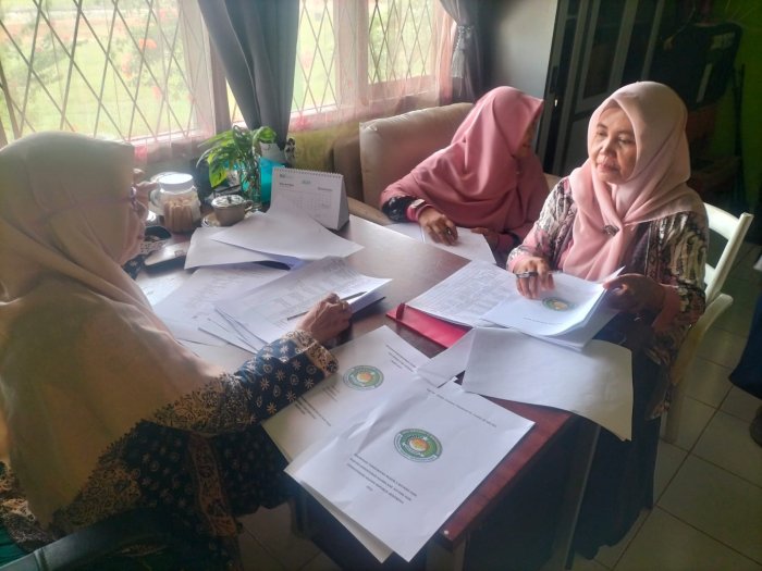 Kepala MTsN 5 Batang Hari Cek Kesiapan Bahan PKKM 2025 Bidang Pengembangan Kewirausahaan