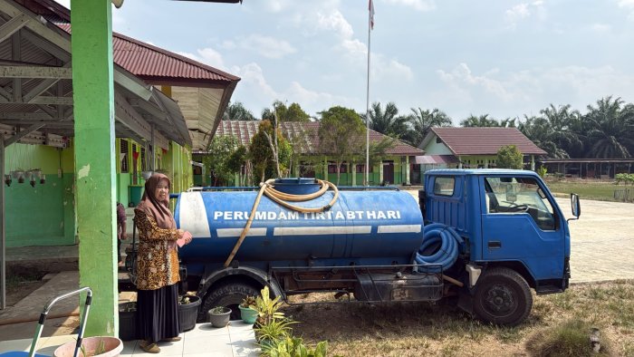 MTsN 5 Batang Hari Datangkan Air dari PDAM Tirta Batang Hari untuk Penuhi Kebutuhan Selama Musim Kekeringan