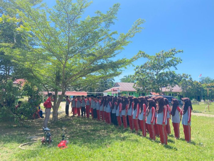 Kegiatan Sosialisasi di MTsN 5 Batang Hari Diakhiri dengan Simulasi Pemadaman Kebakaran