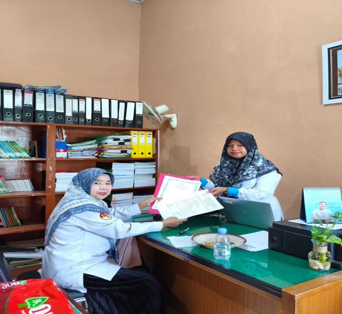 Kepala MTsN 5 Batang Hari Terima Blanko Ijazah Perbaikan dari Kasi Penmad Kepala MTsN 5 Batang Hari Terima Blanko Ijazah Perbaikan dari Kasi Penmad