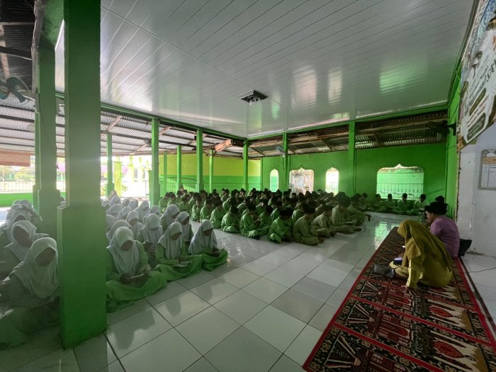 Siswa MTsN 5 Batang Hari Ikuti Yasinan Rutin di Musholla Miftahul Jannah