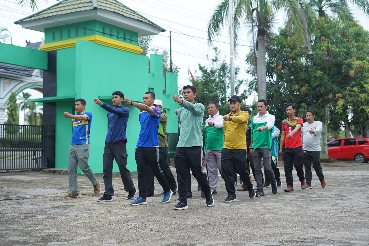 Persiapan HUT RI, Guru Penjas MTsN 5 Batang Hari Ikuti Latihan Baris Berbaris di Kantor Kemenag Kab.Batang Hari Persiapan HUT RI, Guru Penjas MTsN 5 Batang Hari Ikuti Latihan Baris Berbaris di Kantor Kemenag Kab.Batang Hari