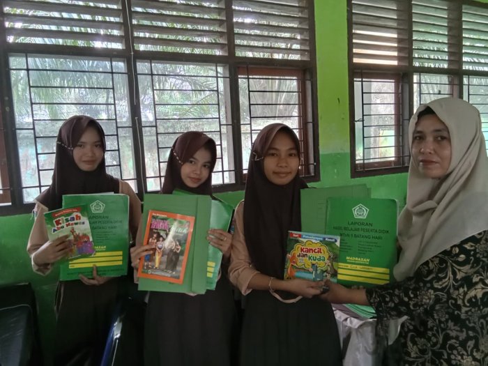 Wali Kelas IXA MTsN 5 Batang Hari Serahkan Rapor Semester Genap Tahun Pelajaran 2025/2026