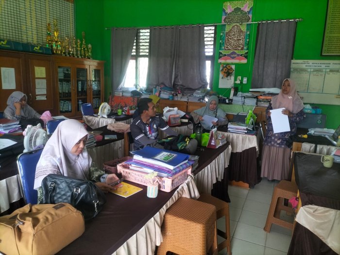 Ketua EDM MTsN 5 Batang Hari Berikan Pengarahan Persiapan Evaluasi Diri Madrasah