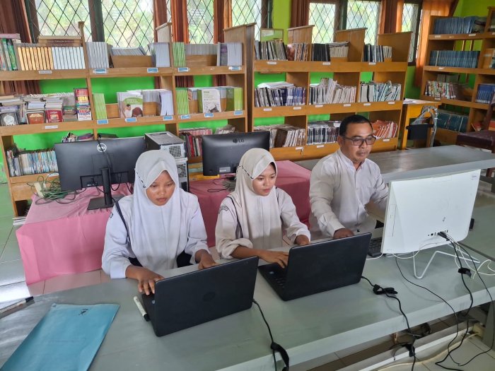 Panitia TKA MTsN 5 Batang Hari Optimalkan Persiapan Melalui Uji Coba Simulasi Panitia TKA MTsN 5 Batang Hari Optimalkan Persiapan Melalui Uji Coba Simulasi