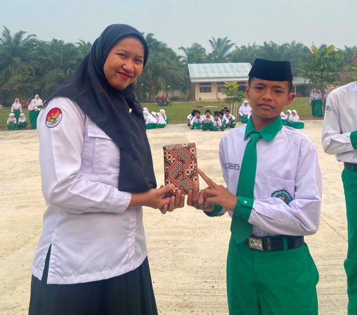 Semarak HUT RI ke-81 dan HUT ke-23, MTsN 5 Batang Hari Berikan Hadiah kepada Para Juara Lomba