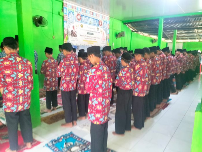 MTsN 5 Batang Hari Gelar Sholat Zuhur Berjamaah dan Doakan Tim Futsal A di Liga Smandel