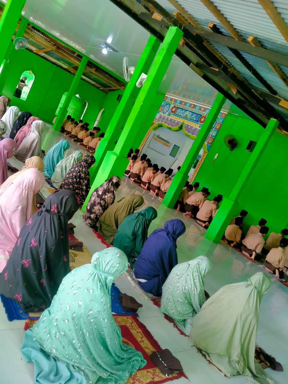 SHALAT DZUHUR BERJAMAAH MENJADI PENUTUP KEGIATAN PEMBELAJARAN SELAMA BULAN RAMADHAN DI MTSN 5 BATANG HARI