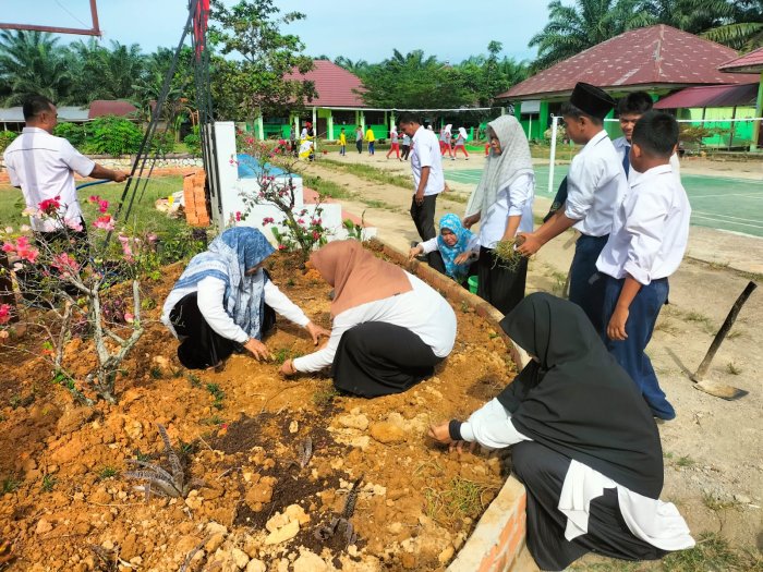 Kepala MTsN 5 Batang Hari Bersama Guru dan Staf TU Gelar Kegiatan Penghijauan Lingkungan Madrasah