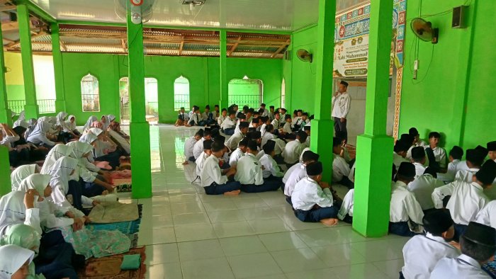 Penyuluh Agama Kecamatan Pemayung Berikan Penyuluhan Rutin di MTsN 5 Batang Hari