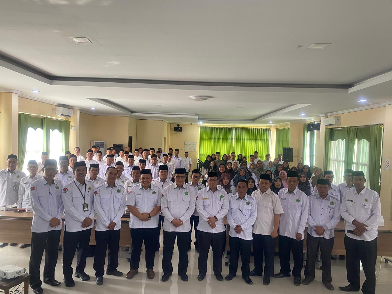 Kepala MTsN 5 Batang Hari Ikuti Rakor dengan Seksi Pendidikan Madrasah Kemenag Kabupaten Batang Hari Kepala MTsN 5 Batang Hari Ikuti Rakor dengan Seksi Pendidikan Madrasah Kemenag Kabupaten Batang Hari