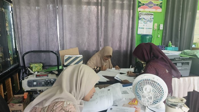 Di Balik Terselesaikannya Dokumen Kelulusan Siswa Kelas IX MTsN 5 Batang Hari, Ada Kerja Sama Solid Staf Tata Usaha