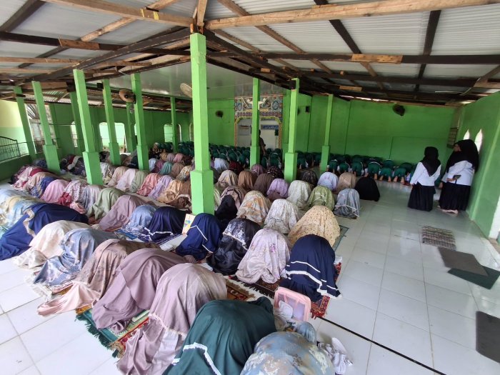 Guru Piket MTsN 5 Batang Hari Pantau Pelaksanaan Salat Zuhur Berjamaah Guru Piket MTsN 5 Batang Hari Pantau Pelaksanaan Salat Zuhur Berjamaah