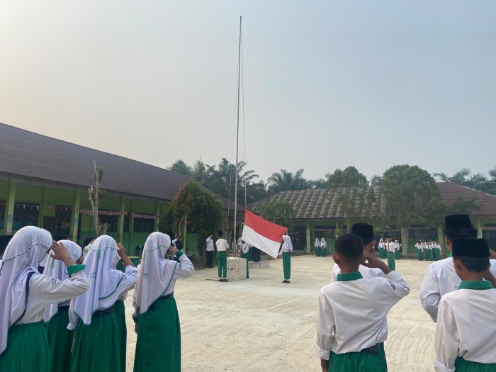 MTsN 5 Batang Hari Gelar Upacara Bendera, Waka Kesiswaan Sampaikan Apresiasi atas Kelancaran Berbagai Kegiatan