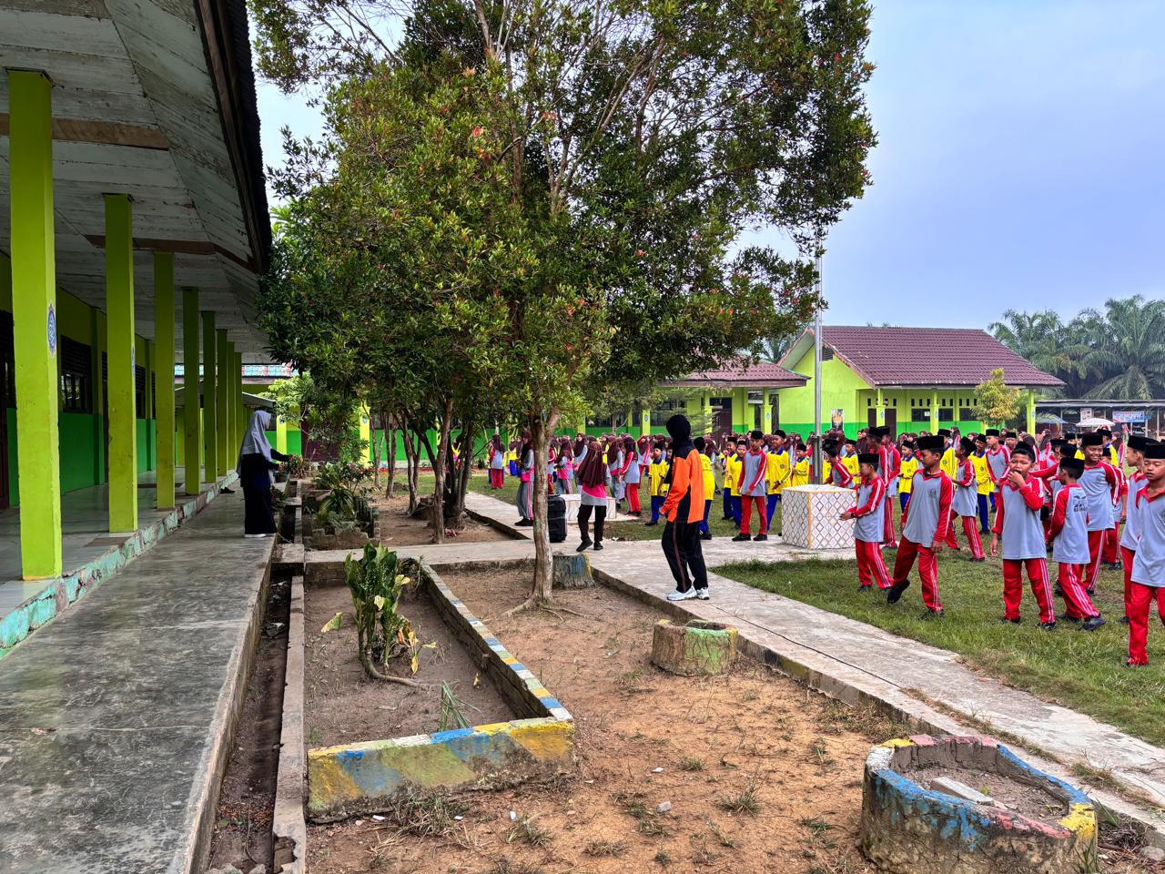 GAYA HIDUP SEHAT SEJAK DINI MELALUI PEMBIASAAN SENAM BERSAMA SISWA DAN STAKEHOLDER MTSN 5 BATANG HARI GAYA HIDUP SEHAT SEJAK DINI MELALUI PEMBIASAAN SENAM BERSAMA SISWA DAN STAKEHOLDER MTSN 5 BATANG HARI