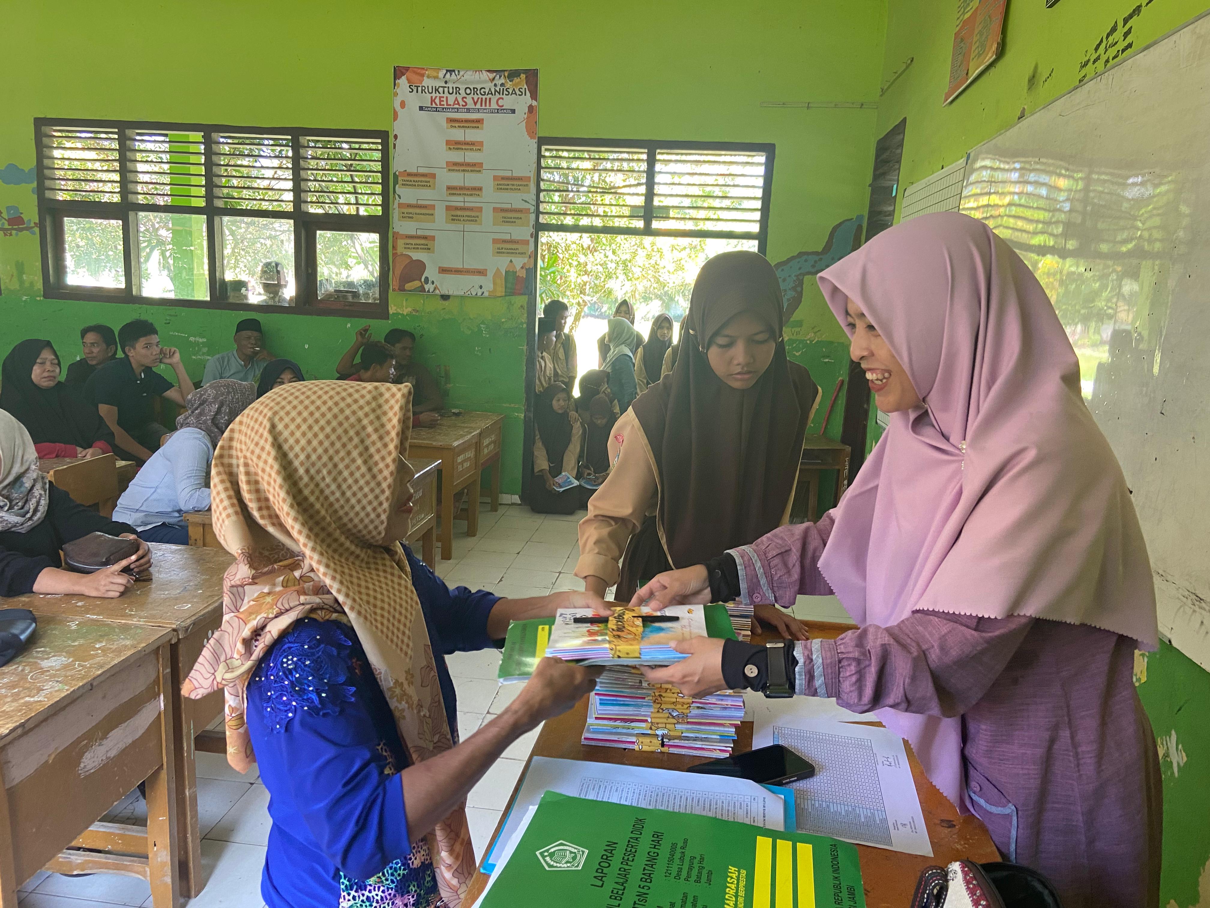 Pembagian Raport, Momen Silaturahmi Wali Murid dengan Madrasah Pembagian Raport, Momen Silaturahmi Wali Murid dengan Madrasah