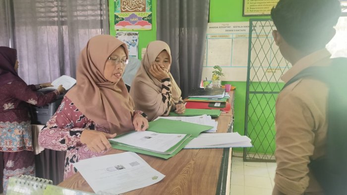 Siswa Kelas IX MTsN 5 Batang Hari Terima SKL Usai Dinyatakan Lulus Tahun Ajaran 2025/2026