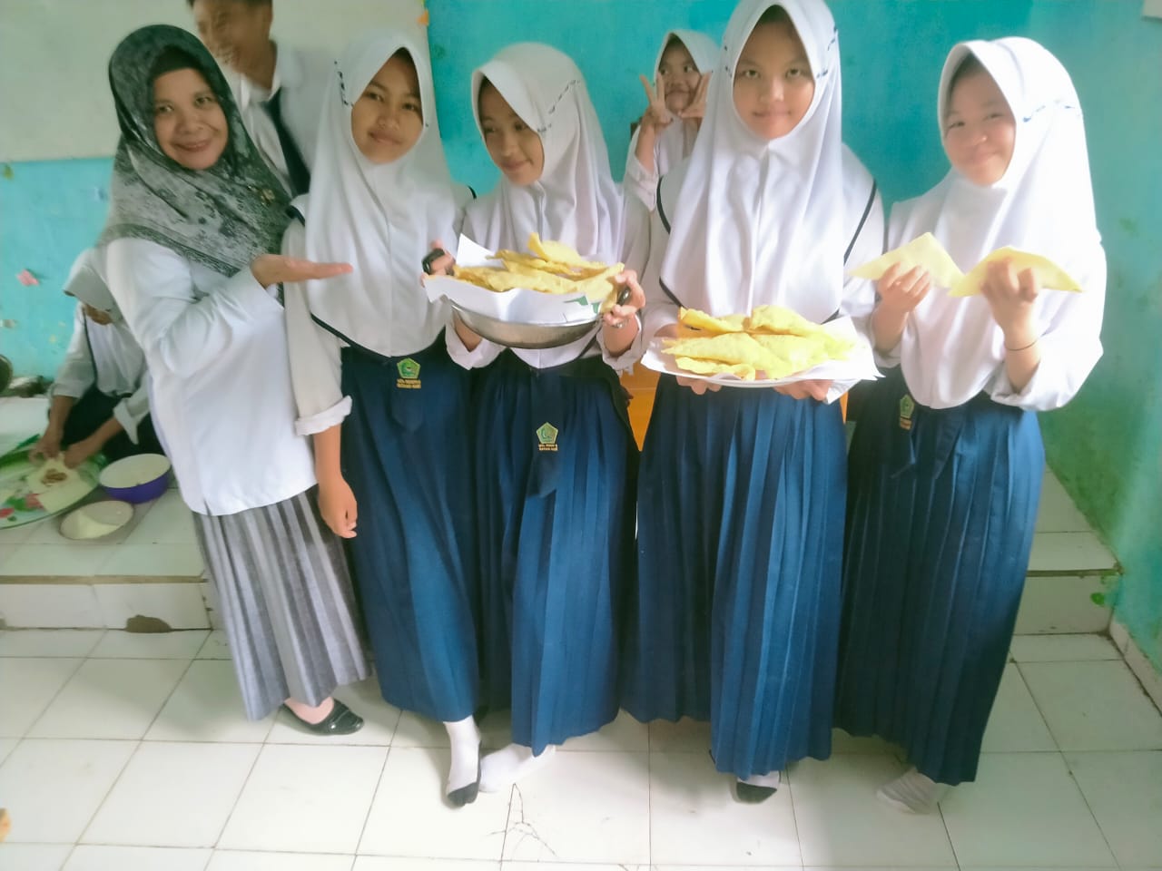 PANGSIT, MENJADI PRODUK PILIHAN P5 KELAS VIII D TEMA KEWIRAUSAHAAN PANGSIT, MENJADI PRODUK PILIHAN P5 KELAS VIII D TEMA KEWIRAUSAHAAN