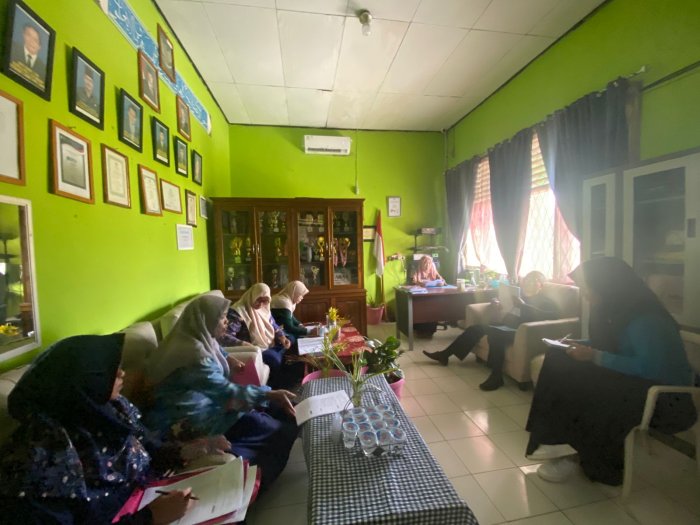 Kepala MTsN 5 Batang Hari Pimpin Rapat Evaluasi Hasil Supervisi Guru dan Staf TU Kepala MTsN 5 Batang Hari Pimpin Rapat Evaluasi Hasil Supervisi Guru dan Staf TU