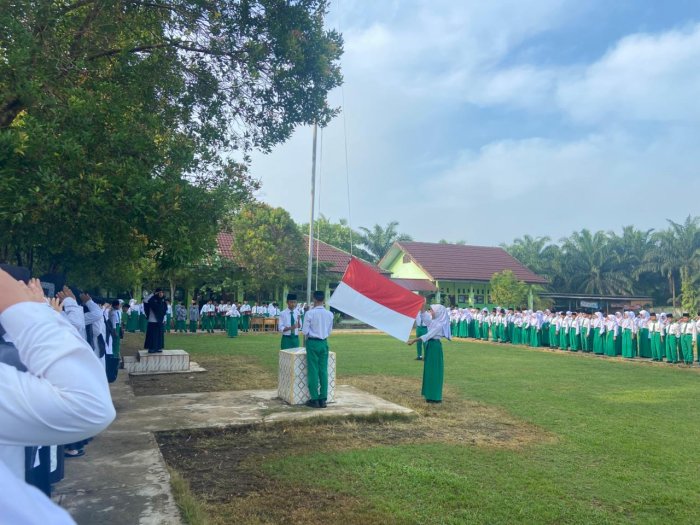 MTsN 5 Batang Hari Gelar Upacara Bendera, Pembina Upacara Tekankan Pentingnya Tata Tertib Siswa MTsN 5 Batang Hari Gelar Upacara Bendera, Pembina Upacara Tekankan Pentingnya Tata Tertib Siswa