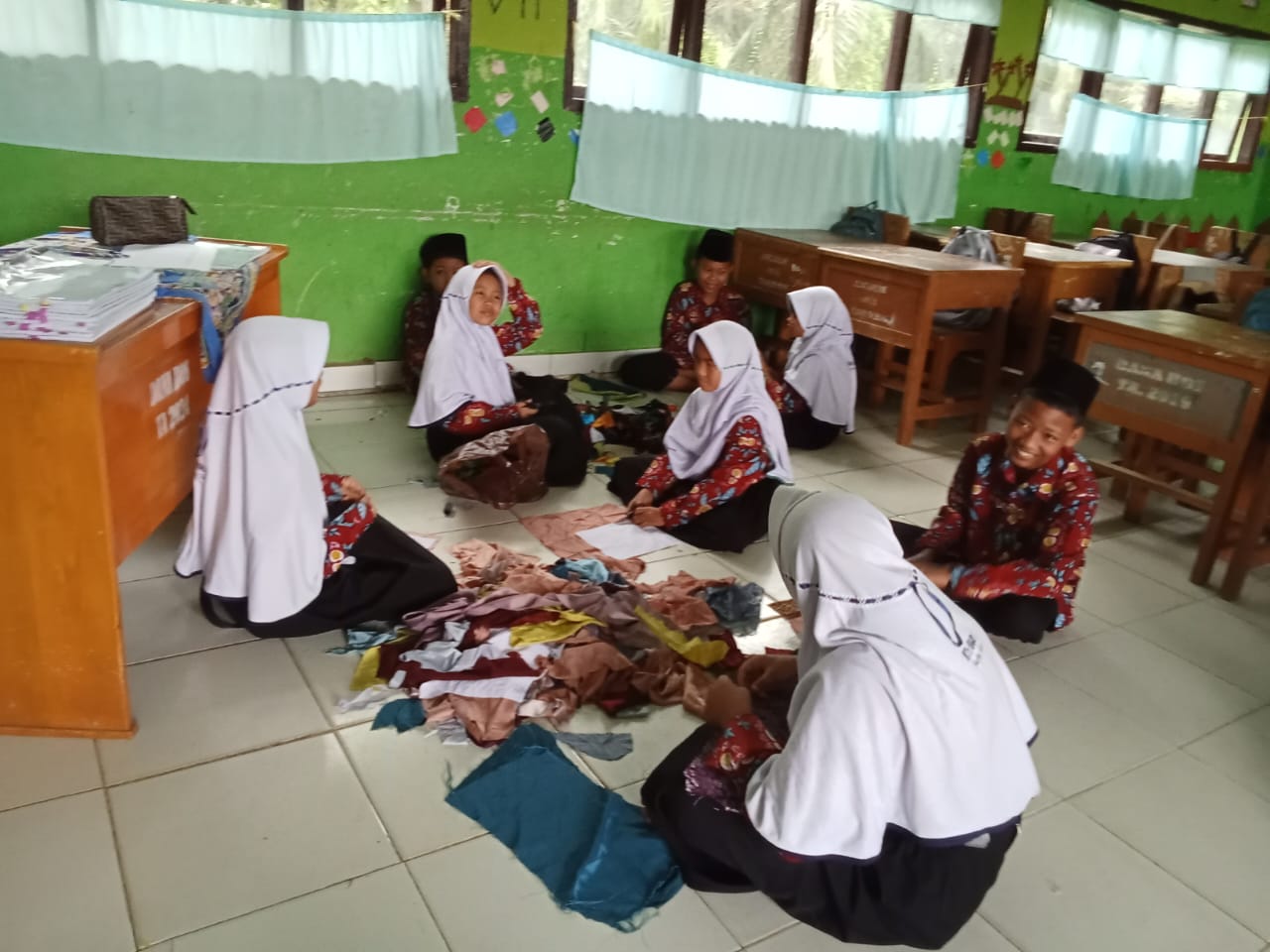 Mengolah Limbah Kain Perca melalui P5 Tingkatkan Kreativitas Siswa/i MTsN 5 Batang Hari