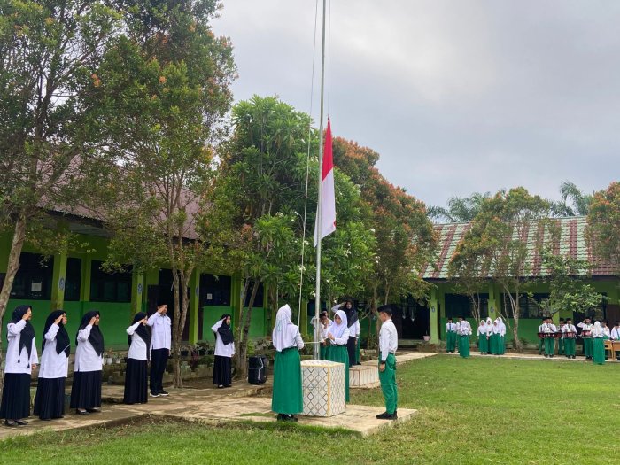 Kaur TU Tegaskan Disiplin kepada Siswa MTsN 5 Batang Hari pada Amanat Upacara Kaur TU Tegaskan Disiplin kepada Siswa MTsN 5 Batang Hari pada Amanat Upacara