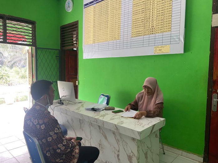 Kaur TU MTsN 5 Batang Hari Berikan Pelayanan Terbaik kepada Tamu Kaur TU MTsN 5 Batang Hari Berikan Pelayanan Terbaik kepada Tamu