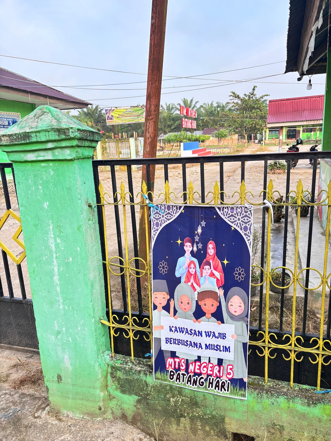 MTsN 5 Batang Hari Promosikan Budaya Berbusana Muslim di Kawasan Madrasah