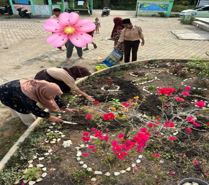 MTsN 5 Batang Gencarkan Madrasah Asri melalui Penanaman Bunga di Taman Madrasah