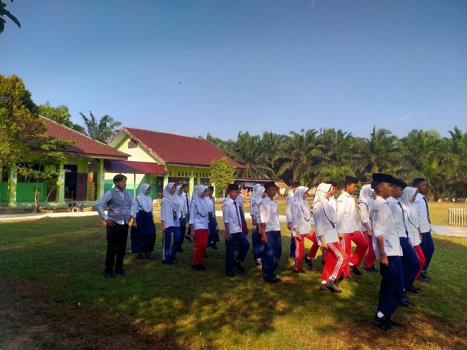 Giat Latihan Baris Berbaris, Siswa MTsN 5 Batang Hari Tunjukkan Semangat Tinggi Giat Latihan Baris Berbaris, Siswa MTsN 5 Batang Hari Tunjukkan Semangat Tinggi