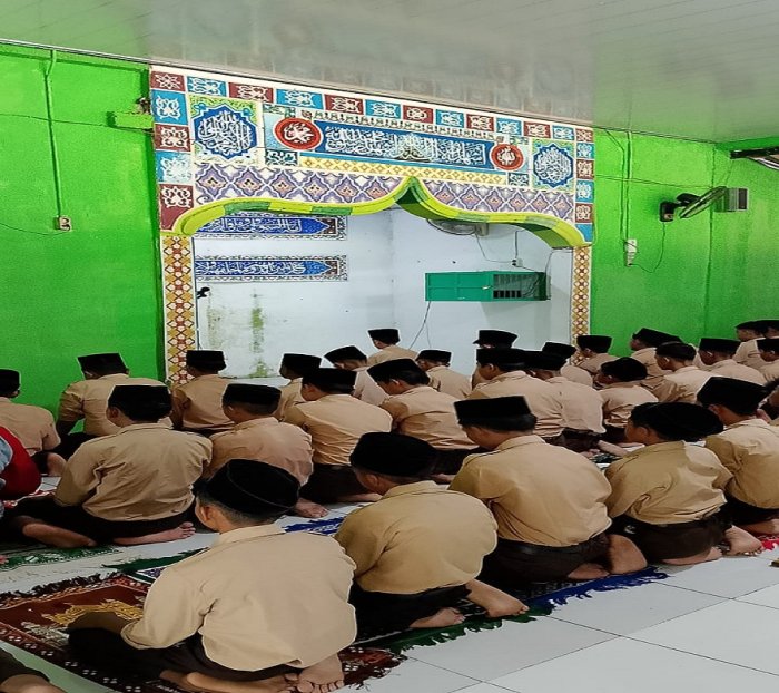 MTsN 5 Batang Hari Gelar Salat Zuhur Berjamaah sebagai Wujud Syukur atas Nikmat Allah