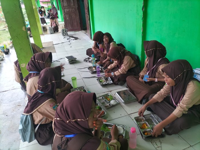 MTsN 5 Batang Hari Gelar Kegiatan Makan MBG dalam Suasana Ujian ASAS Semester Ganjil 2025/2026