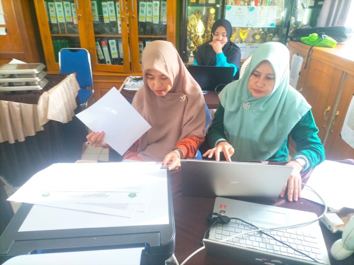 Menuju MATSAMA 2026/2027, Panitia MTsN 5 Batang Hari Lakukan Persiapan Administrasi