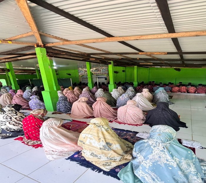 MTsN 5 Batang Hari Gelar Shalat Dzuhur Berjamaah Dengan Khusyuk MTsN 5 Batang Hari Gelar Shalat Dzuhur Berjamaah Dengan Khusyuk