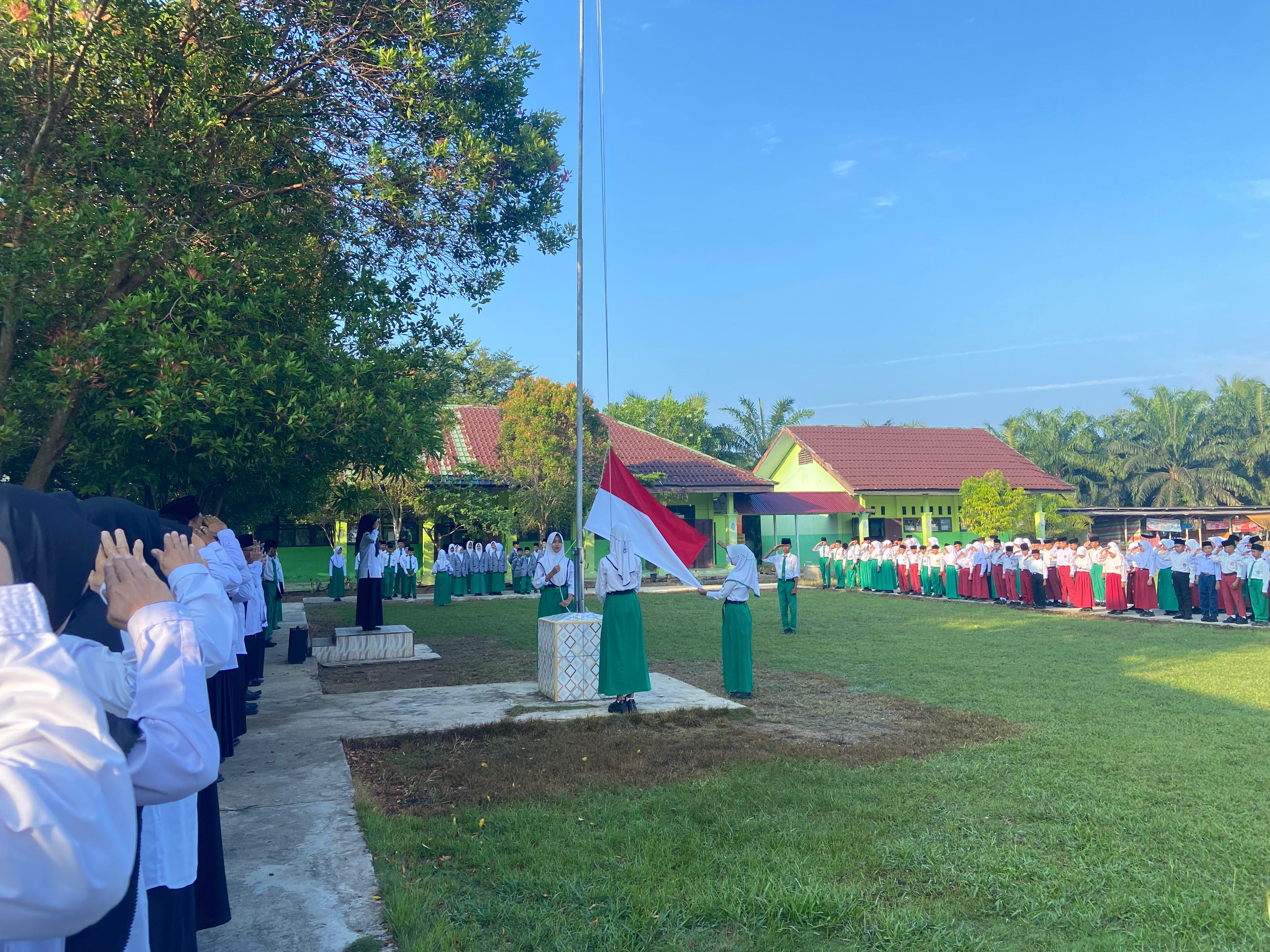 MTsN 5 Batang Hari Gelar Upacara Bendera Hari Senin, Tanamkan Semangat Nasionalisme Siswa MTsN 5 Batang Hari Gelar Upacara Bendera Hari Senin, Tanamkan Semangat Nasionalisme Siswa