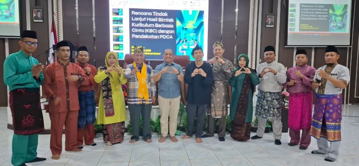 Bimtek KCB Angkatan II Hari Keempat: Kepala MTsN 5 Batang Hari Ikut Bangun Kebersamaan Lewat Tukar Kado