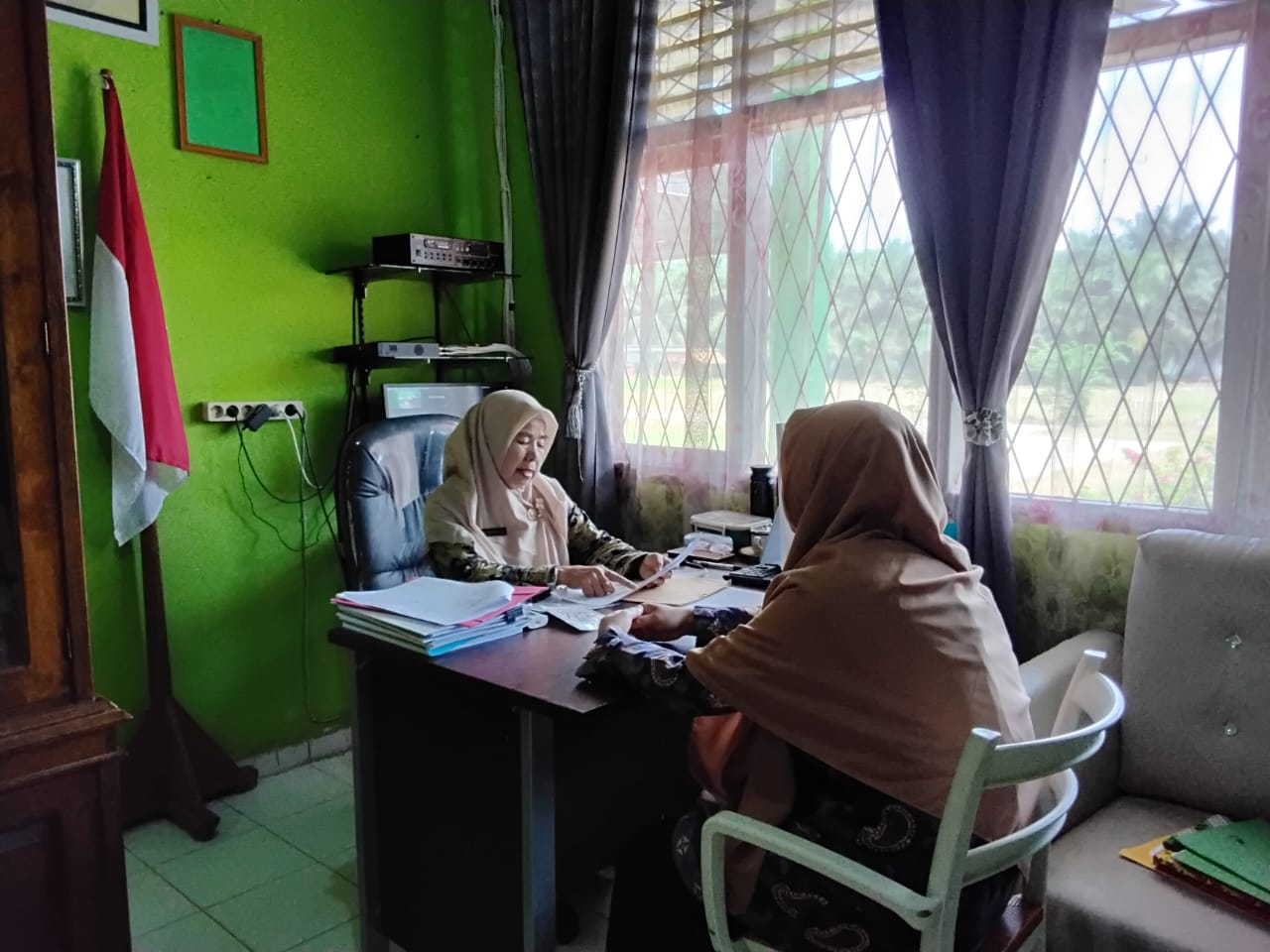 Koordinasi Kepala MTsN 5 Batang Hari dan Waka Humas untuk Realisasi Kantin Halal