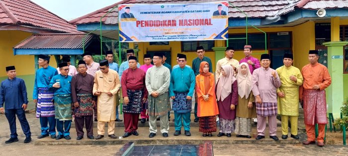 Kepala MTsN 5 Batang Hari Ikuti Upacara Hari Pendidikan Nasional 2026 di MTsN 1 Batang Hari