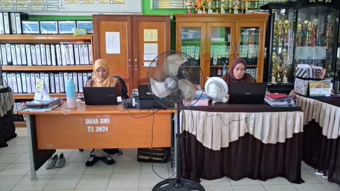 Semangat Mengabdi Tanpa Henti, Tenaga Kependidikan MTsN 5 Batang Hari Tetap Aktif Saat Libur Semester Semangat Mengabdi Tanpa Henti, Tenaga Kependidikan MTsN 5 Batang Hari Tetap Aktif Saat Libur Semester
